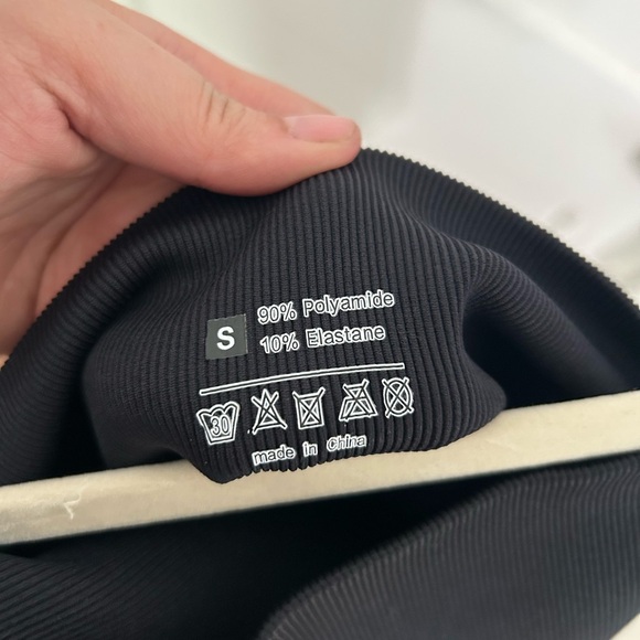 HALARA Women's Seamless Flow Black High-Waisted Butt Lifting Leggings - Picture 4 of 5